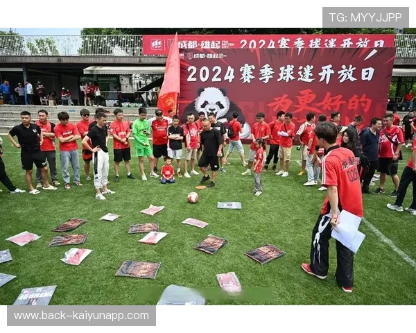 球员赛后接受球迷赠书庆祝签名留念传递情感